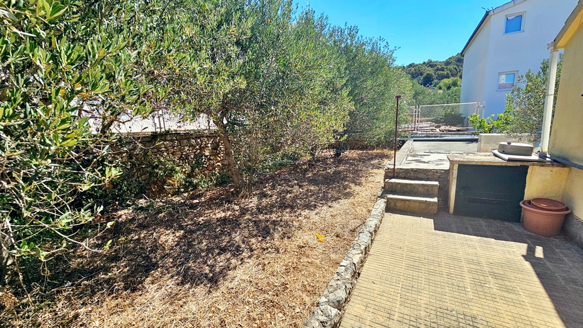 Samostojna hiša v Okrugu Donjem/Čiovo na izjemni lokaciji, drugi vrsti od morja